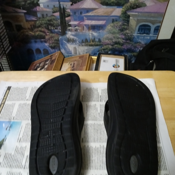 🩴🩴🚂 CROCS SLIPPERS GRAY & BLACK 🌉⛵A FABULOUS GIFT GIVING ITEM.🛍🪭 - Picture 11 of 12